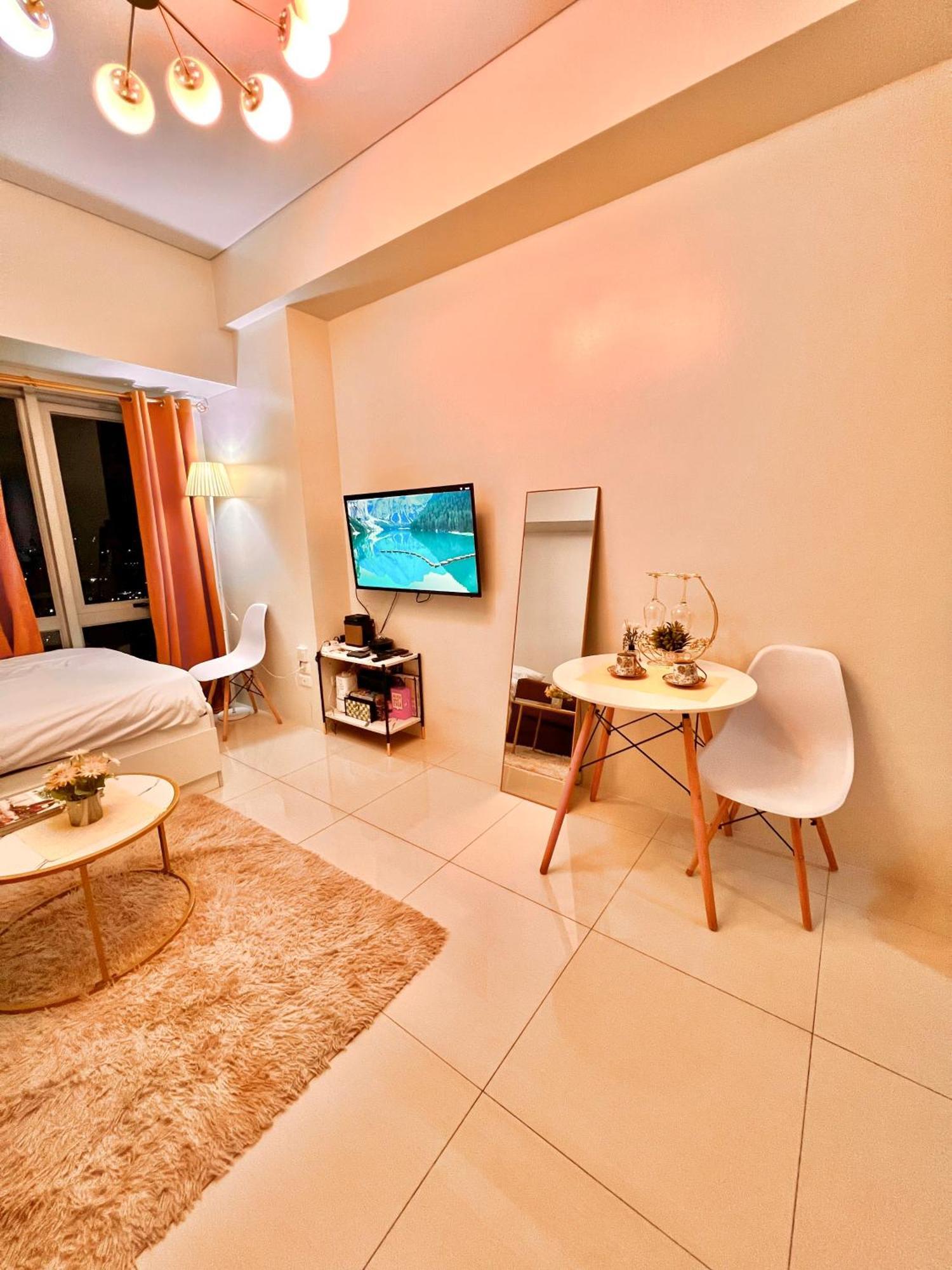 Staycation bahay-panuluyan *